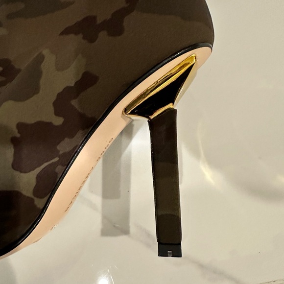 Brand new Good American thigh high army print with fur boots size 6.5 - Picture 2 of 3